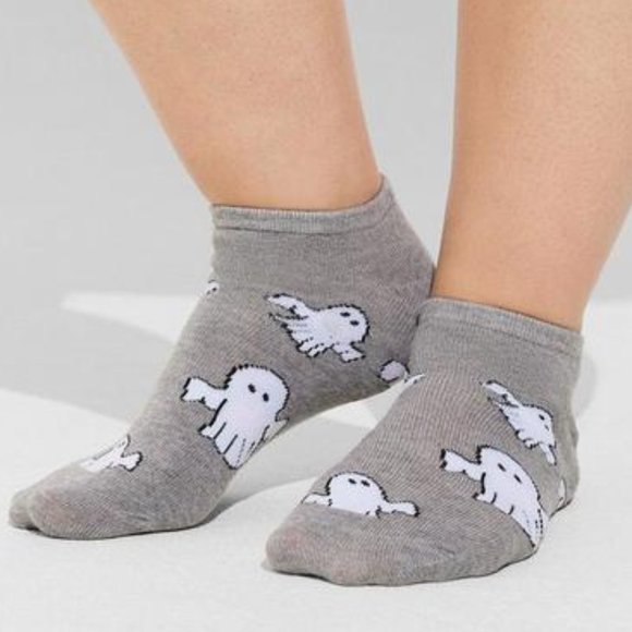 ❤️NWT TORRID WIDE WITH 5 PAIRS HALLOWEEN SHORTIE SOCKS - SKULLS BATS GHOSTS - Picture 3 of 10